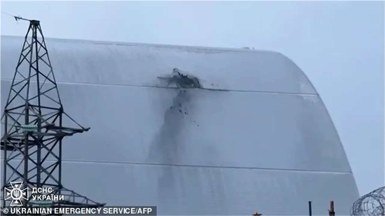 تسرب إشعاعي محتمل في تشيرنوبيل عقب انهيار جزئي للدرع الواقي للمفاعل رقم 4